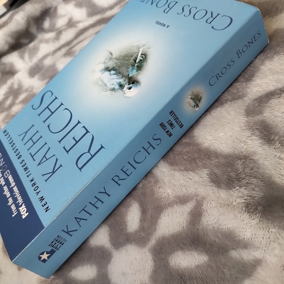 Cross Bones Kathy Reichs fiction book - Picture 3 of 5